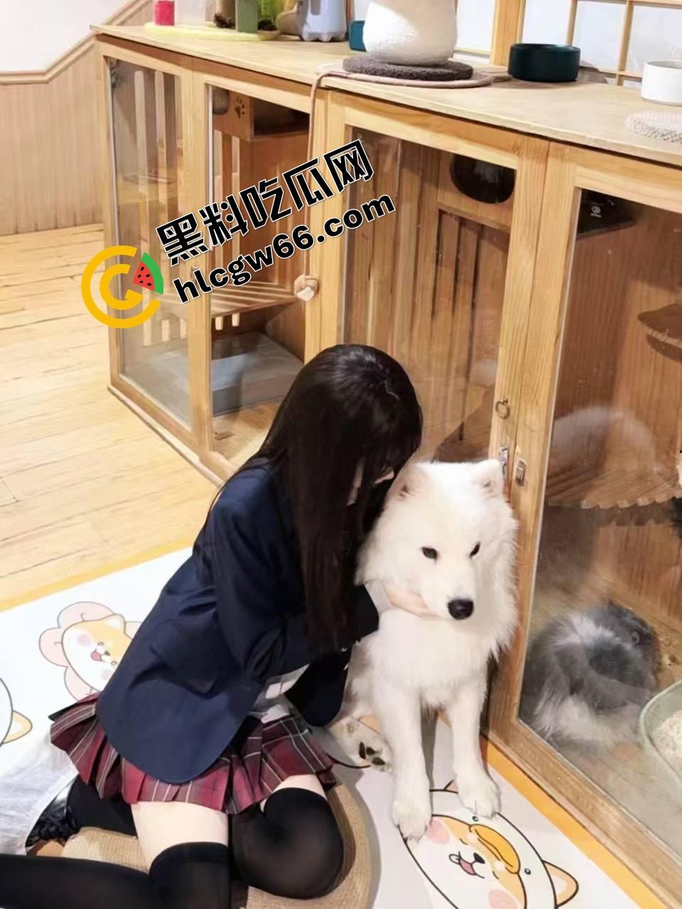 抖音网红【妮妮爱吃木瓜】巨乳骚女，下播之后给榜一大哥发自拍照片视频福利！-4