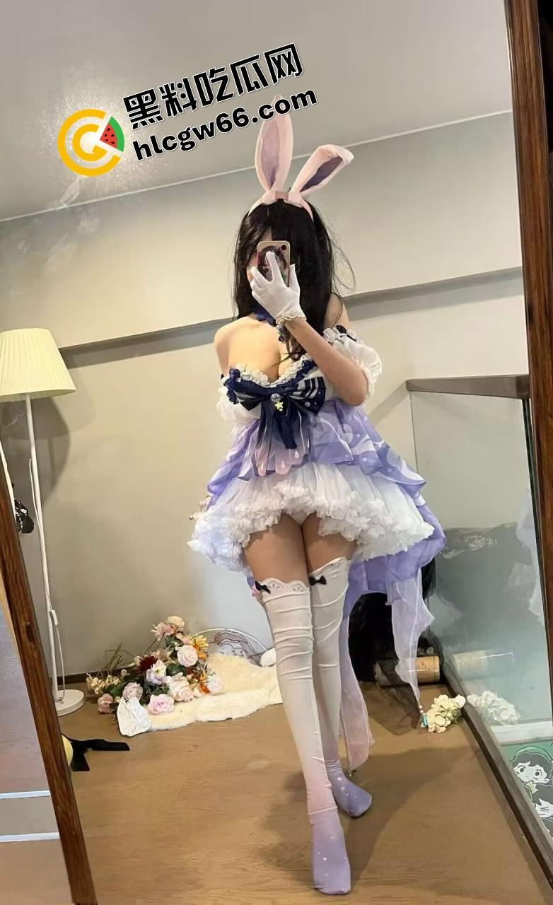 抖音网红【妮妮爱吃木瓜】巨乳骚女，下播之后给榜一大哥发自拍照片视频福利！-5