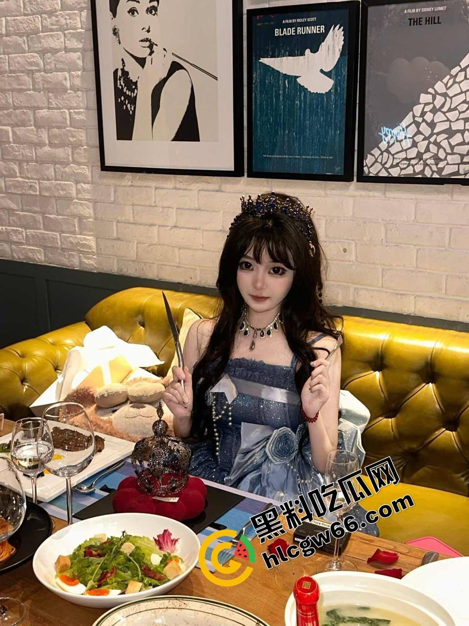 抖音网红【妮妮爱吃木瓜】巨乳骚女，下播之后给榜一大哥发自拍照片视频福利！-8