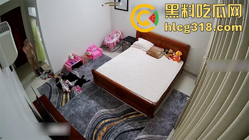 公公当着孩子面操儿媳，趁儿子不在家来到儿媳房间，借口看孙女实际操儿媳，监控拍下做爱现场！-6