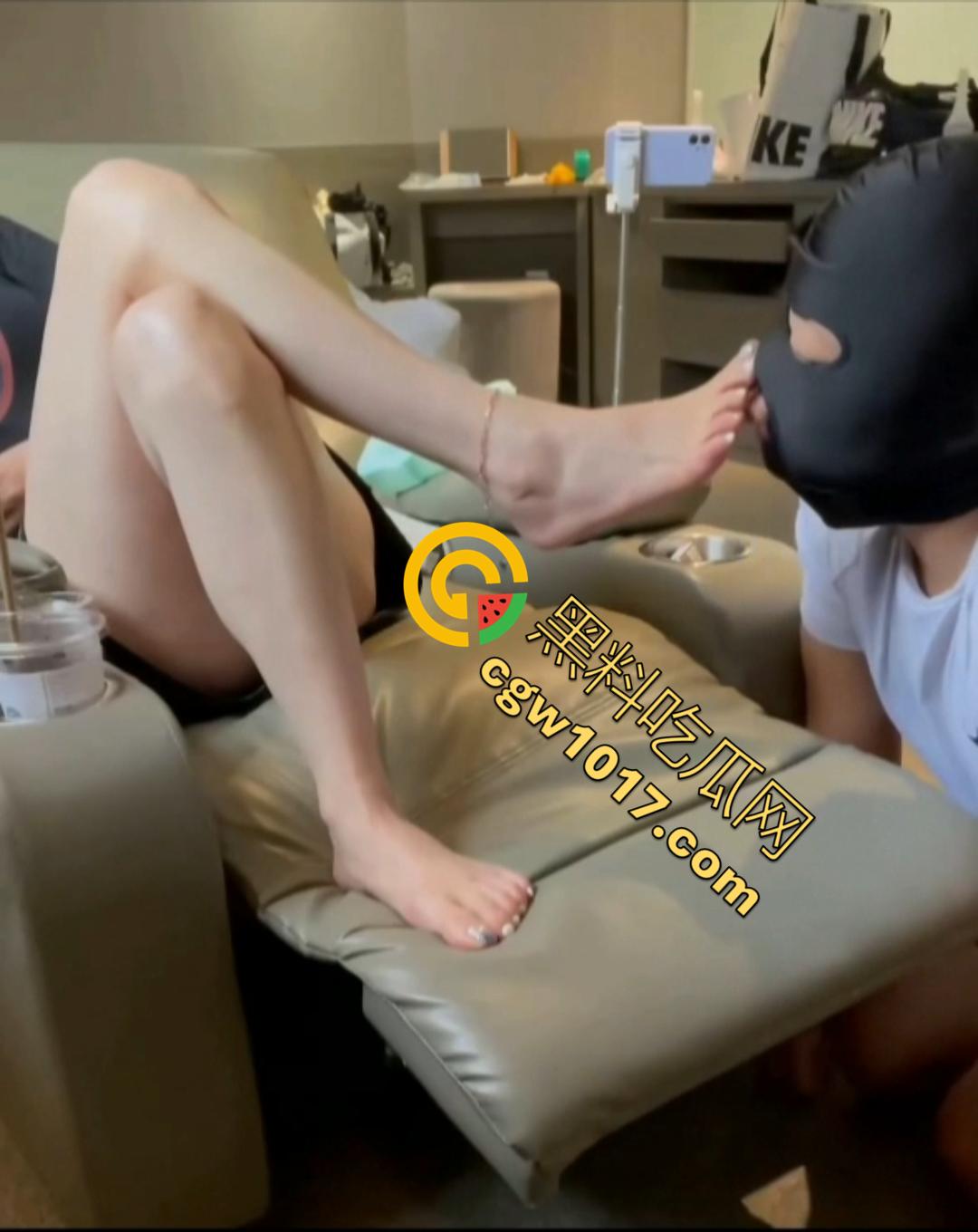 【艾彩女王】最新原创调教男奴！高跟踩脸，舌头清洗脚趾 男奴舔到射精求女王放过！-2