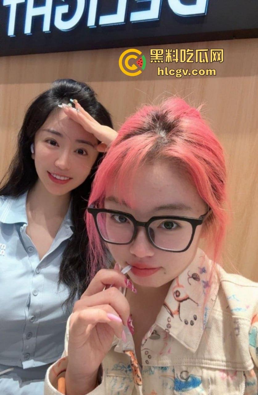 上海极品母女双飞共侍!5000搞定少儿主持人和舞蹈生女儿,母女同吃一根鸡巴,贵但绝对够骚!-2