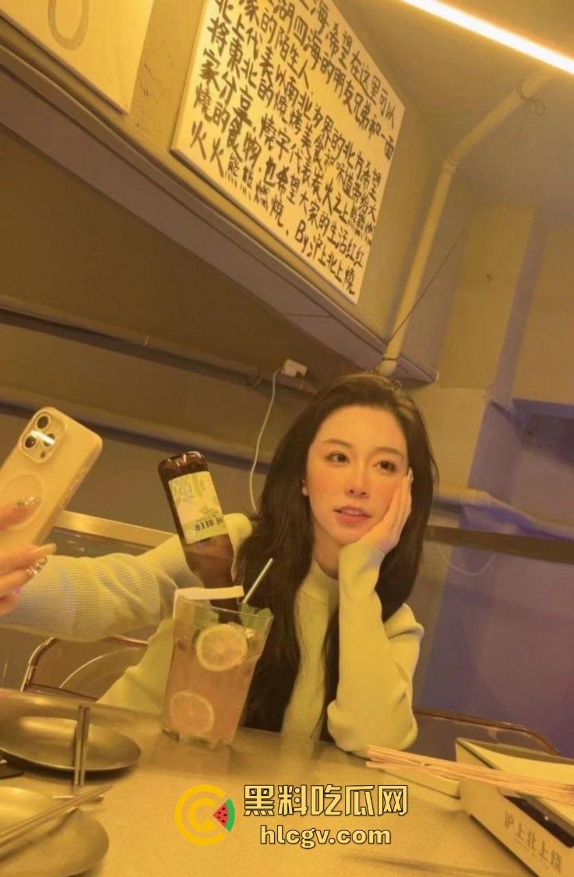 上海极品母女双飞共侍!5000搞定少儿主持人和舞蹈生女儿,母女同吃一根鸡巴,贵但绝对够骚!-6