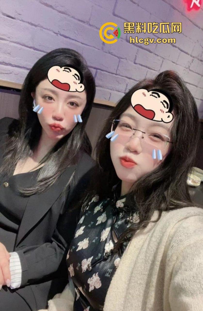 上海极品母女双飞共侍!5000搞定少儿主持人和舞蹈生女儿,母女同吃一根鸡巴,贵但绝对够骚!-9