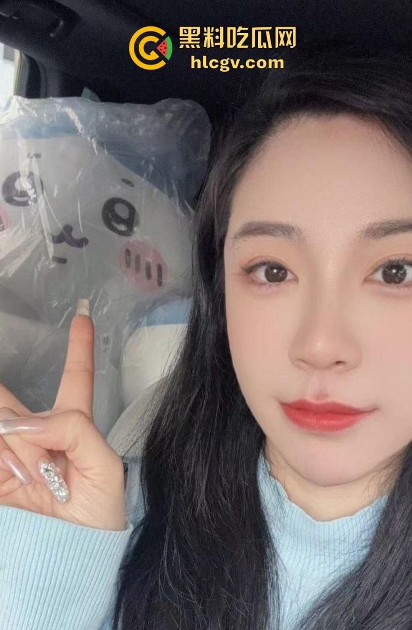 上海极品母女双飞共侍!5000搞定少儿主持人和舞蹈生女儿,母女同吃一根鸡巴,贵但绝对够骚!-17