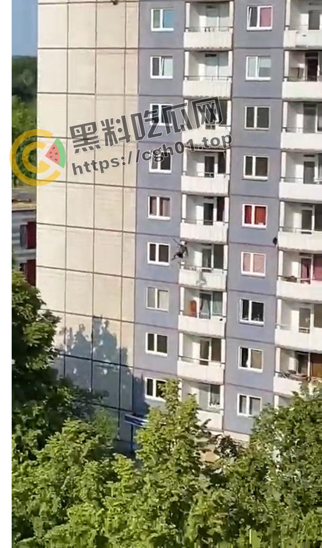 女子家中私会情人 老公想阳台翻过去捉奸不慎坠落摔死  看来想学隔壁老王也没那么容易-5