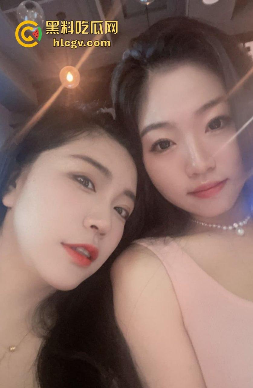 上海极品母女双飞共侍!5000搞定少儿主持人和舞蹈生女儿,母女同吃一根鸡巴,贵但绝对够骚!-18