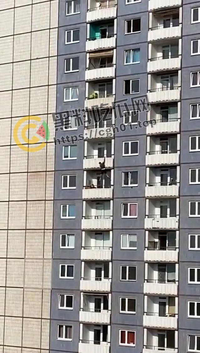 女子家中私会情人 老公想阳台翻过去捉奸不慎坠落摔死  看来想学隔壁老王也没那么容易-6