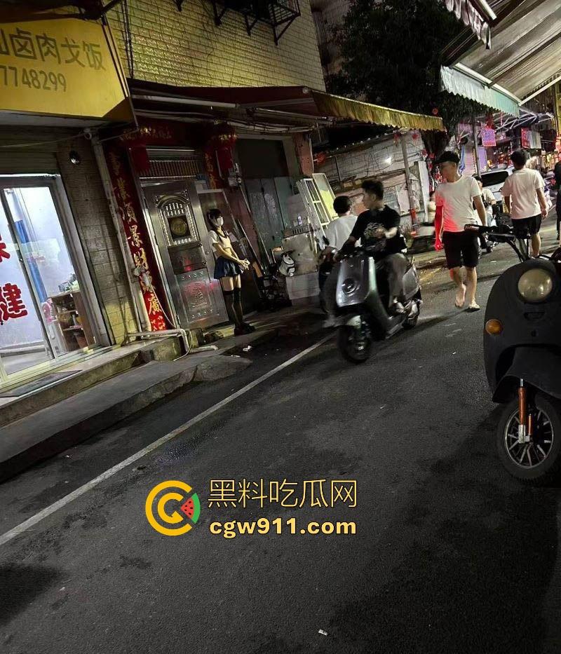 广西夜市惊现高质量站街女，年轻又漂亮，极品身材，00后妹子150块10分钟，性价比高到老表们乐开花！-8