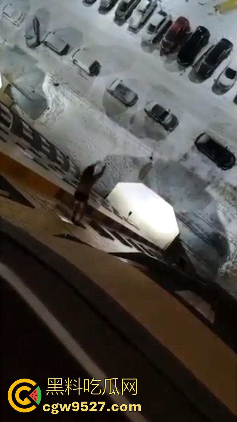 俄罗斯男子吸毒出幻觉，以为自己是超人，说什么都要飞出去，结果起飞失败当场殒命！-2