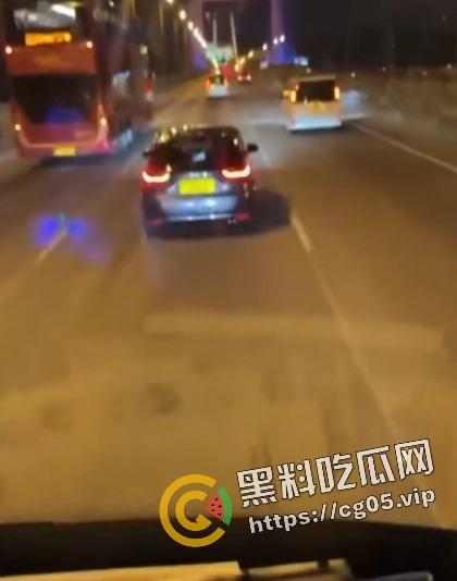 香港青马大桥汽车活春宫!男子驾驶途中女子垮位为其口交 无码视频疯传-3