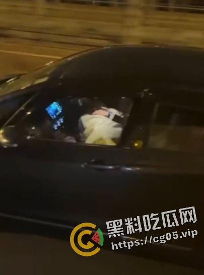 香港青马大桥汽车活春宫!男子驾驶途中女子垮位为其口交 无码视频疯传-6