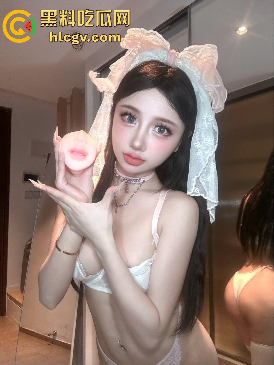 万人求的极品福利姬！『炸蛋boom』唇膜诱惑，骚货舔鸡像品冰激凌，快来细细品味这场视觉盛宴！-18