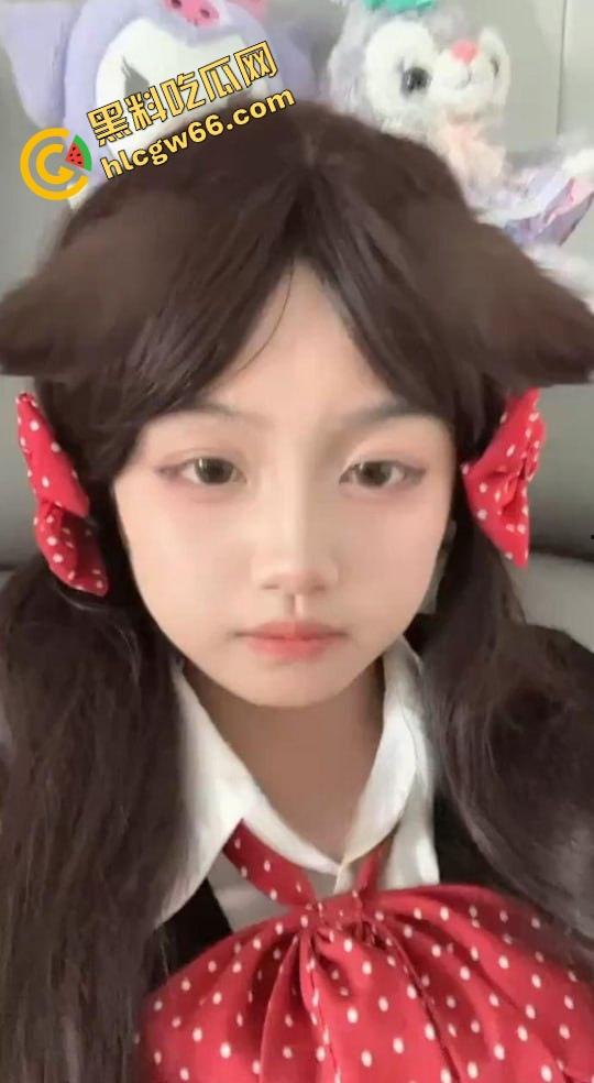 湖南株洲18岁反差骚学妹【刘怡婷】曝光，刚成年就当男网友的远程母狗，放学回家掰穴自慰叫到腿软！-1