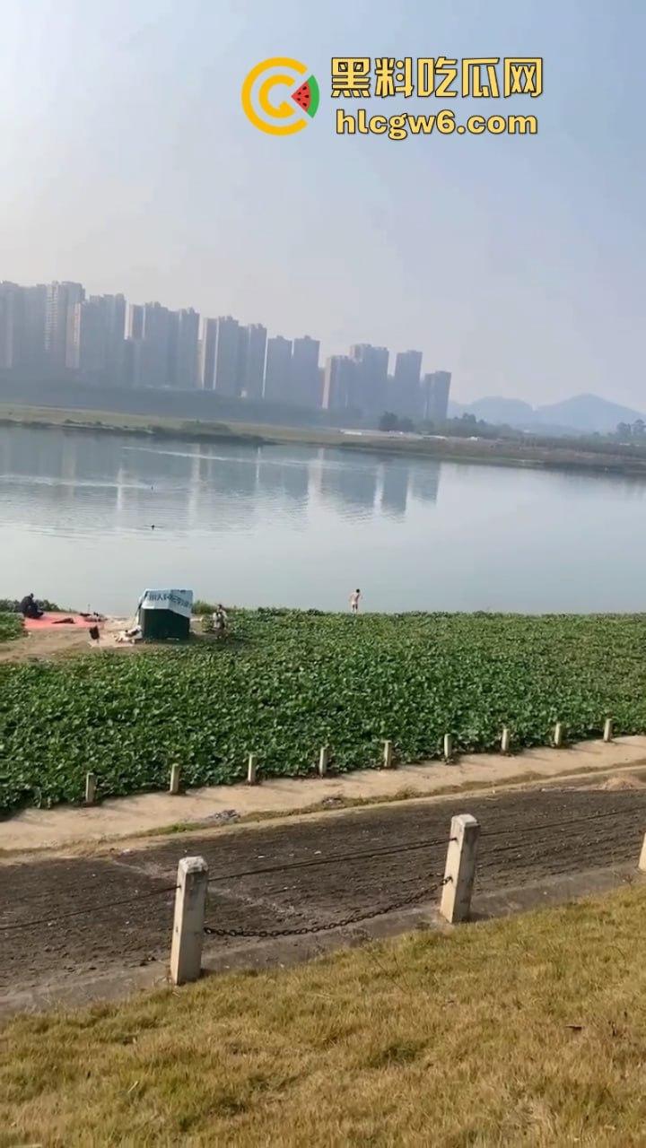 抖音网红【马妹儿】pk完败受惩罚仅穿内裤光体下水 嫩白大奶小翘臀万人欣赏-5