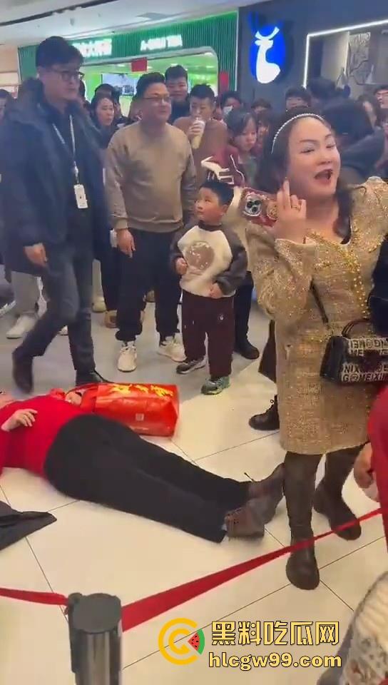 山东临沂兰陵县万达广场老太太与女大学生吵架碰瓷，两人同时躺地，棋逢对手，老太太碰到硬茬了-10