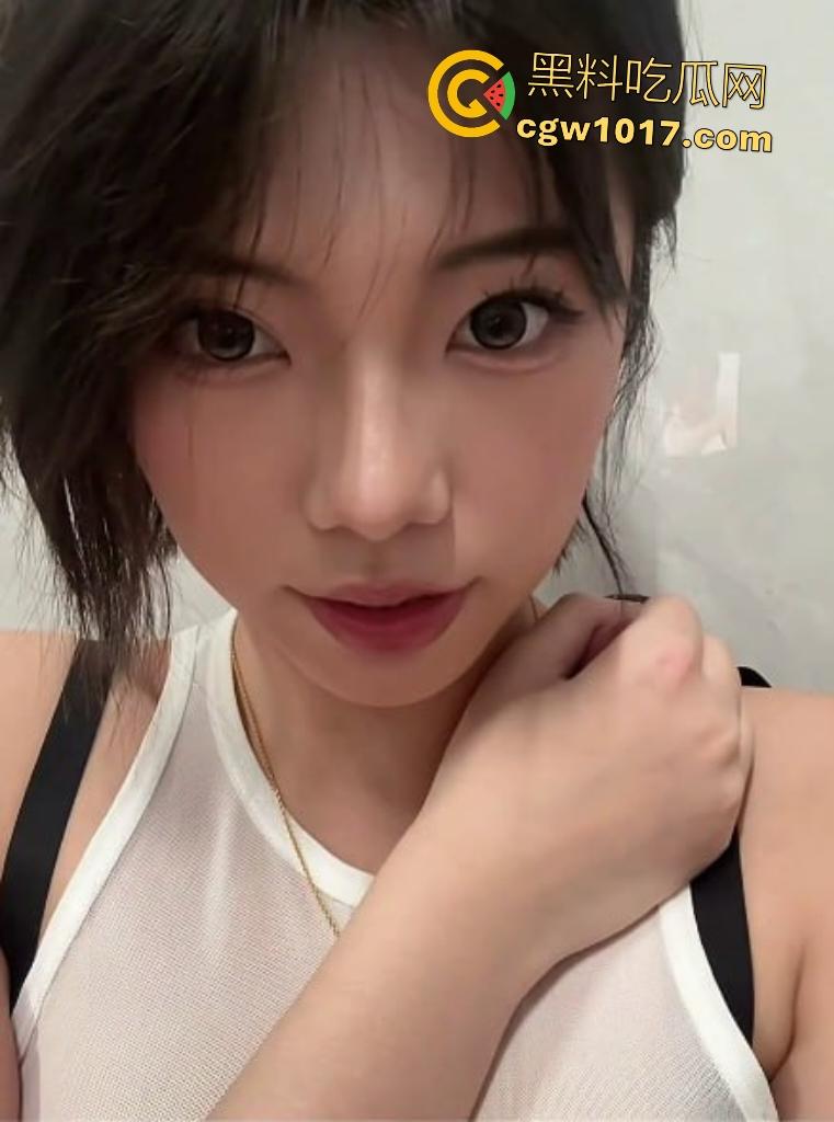 抖音超美木瓜巨乳【ywangt】,内衣包不住巨乳,不同型号阳具狂捅骚逼都没喷水,要加钱才能看喷泉?-1