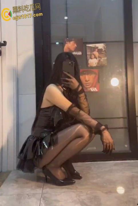 抖音网红【拒绝猪脚饭】,金主福利视频流出,掰逼道具骑乘自慰,喘息呻吟不断,假鸡吧真鸡巴来着不拒!-2