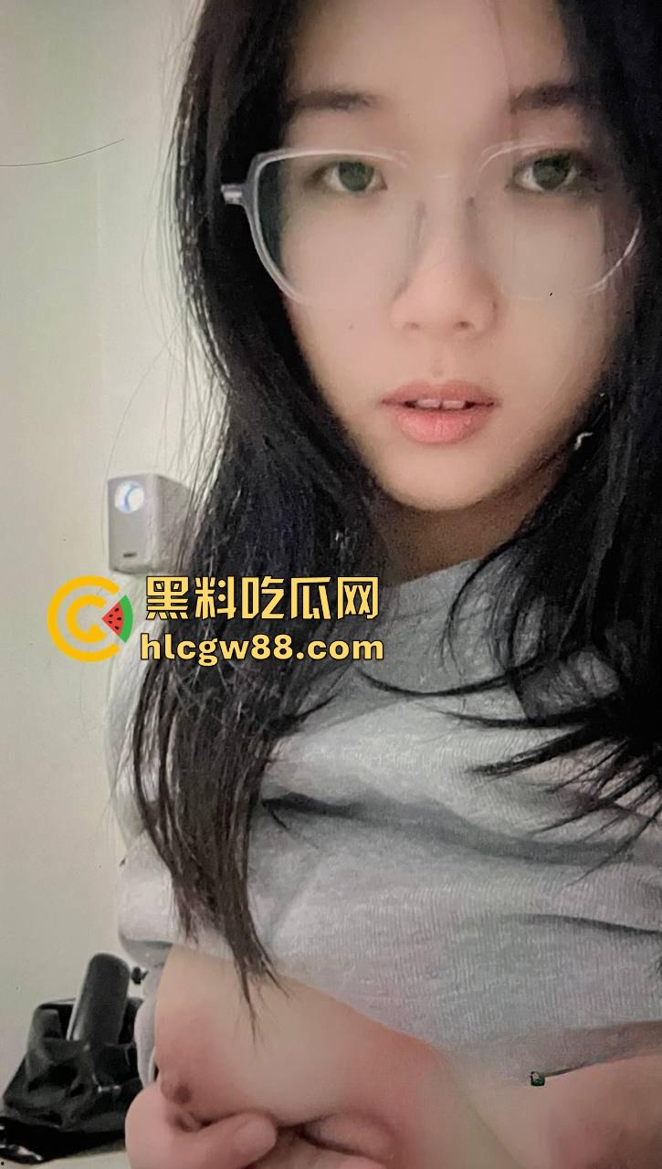 陕西渭南师范学院 陈小雨 背着男友出轨还惨遭炮友曝光 现在是全校出了名的肉便器！-6