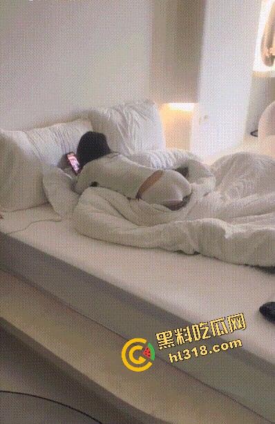 清纯母狗在私人影院被玩坏，无套传教士压住小屁股狂操，娇羞捂脸装不下去，后入大屌直接干到嗓子眼求饶！-1