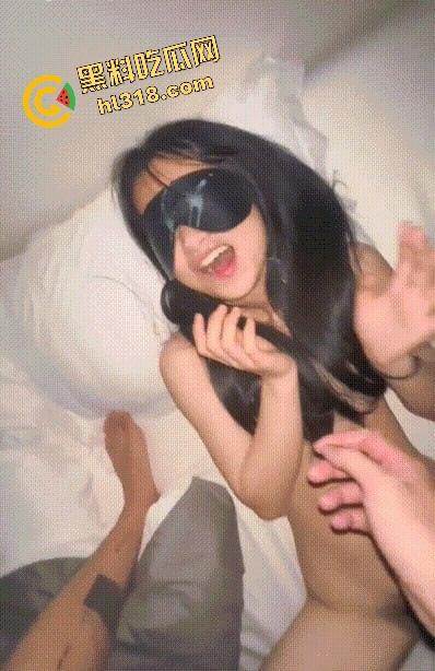 清纯母狗在私人影院被玩坏，无套传教士压住小屁股狂操，娇羞捂脸装不下去，后入大屌直接干到嗓子眼求饶！-3