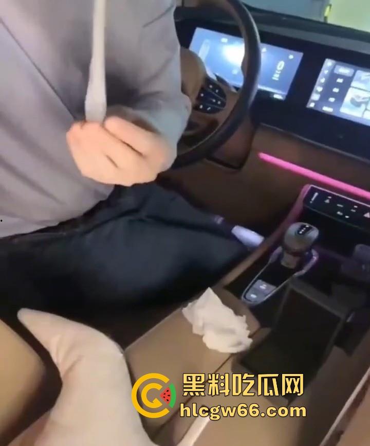 绿帽奴的高超境界 车载冰箱里不是放饮品的而是冷藏着老婆用过的避孕套 没事就拿出来嗦两口!-4
