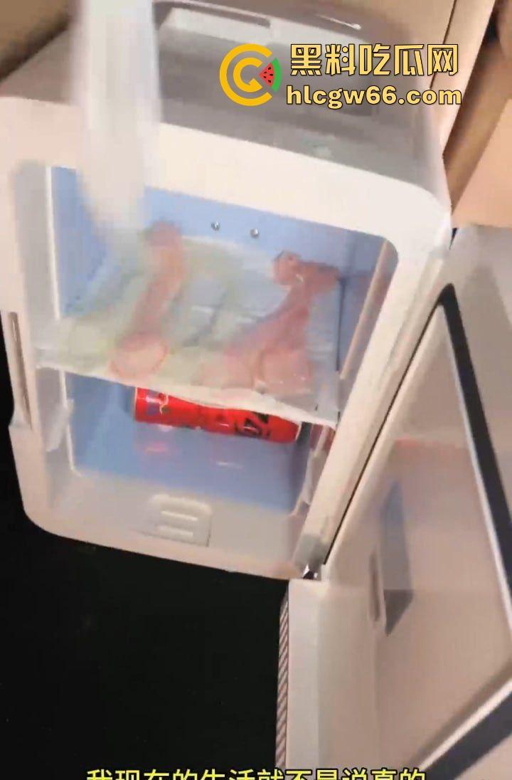 绿帽奴的高超境界 车载冰箱里不是放饮品的而是冷藏着老婆用过的避孕套 没事就拿出来嗦两口!-6