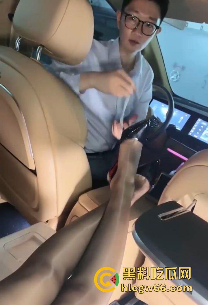 绿帽奴的高超境界 车载冰箱里不是放饮品的而是冷藏着老婆用过的避孕套 没事就拿出来嗦两口!-7