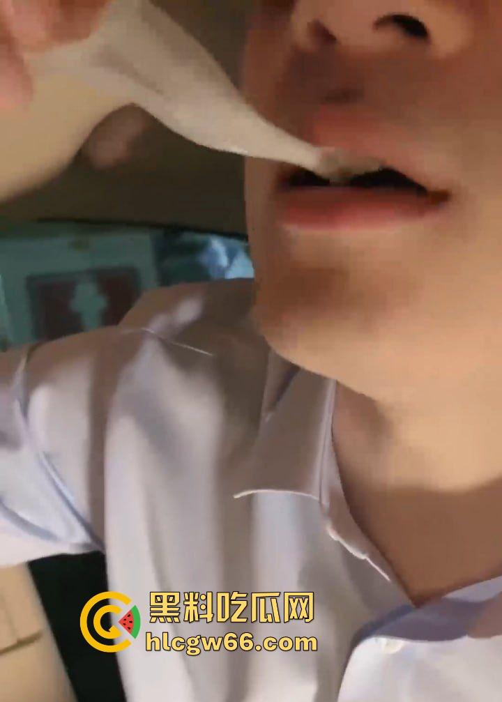 绿帽奴的高超境界 车载冰箱里不是放饮品的而是冷藏着老婆用过的避孕套 没事就拿出来嗦两口!-9