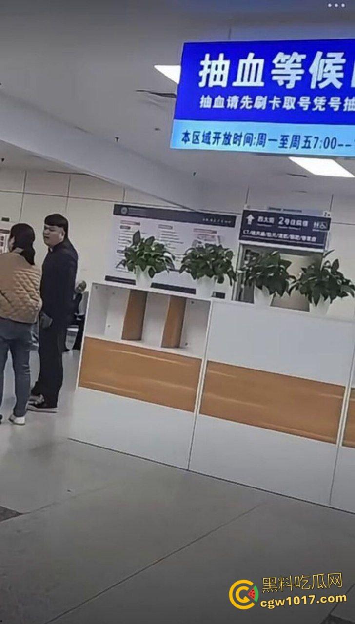 温州医院惊现家暴男，两人发生口角争夺孩子，男子当众对妻子全打脚踢，孩子被吓到大哭不止！-5