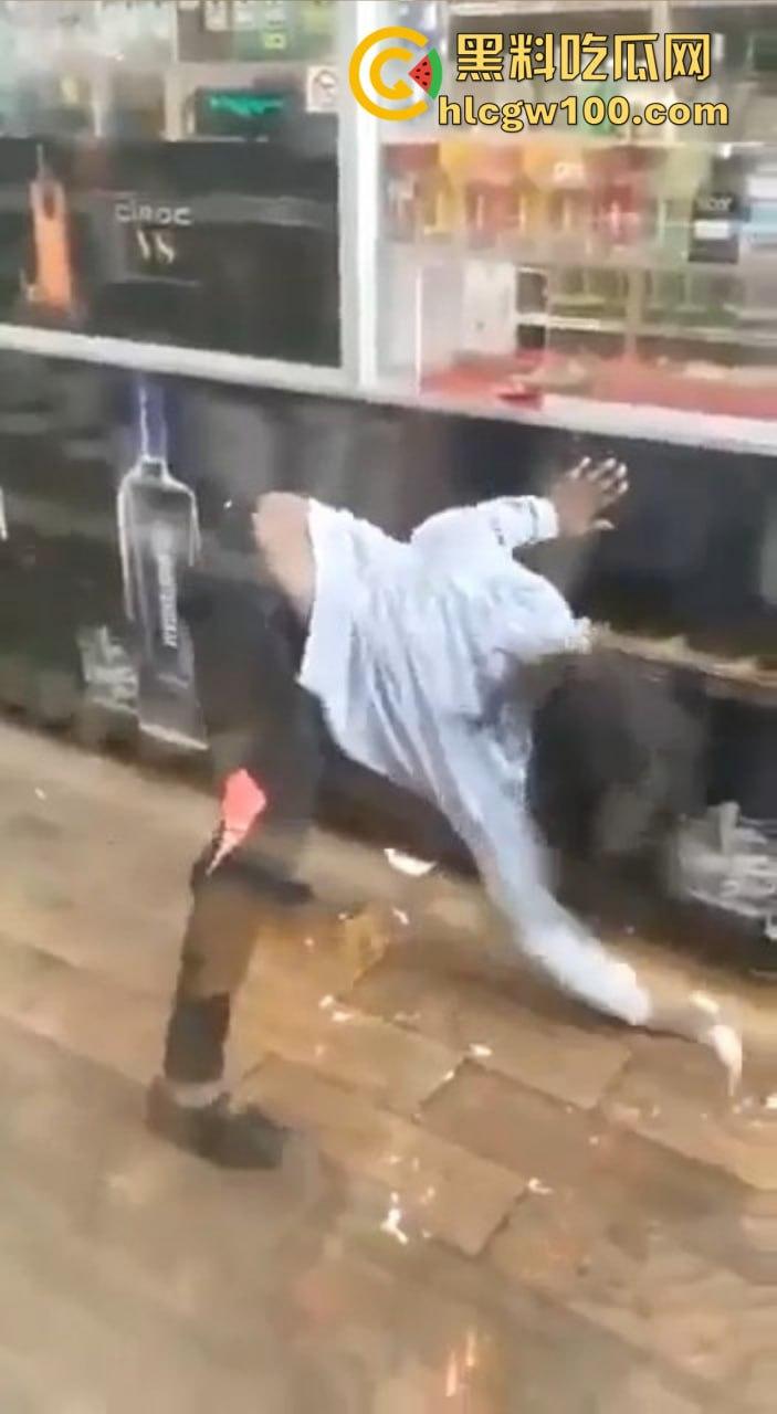 黑妹骚操作放尿全程公开，姿势熟练到让人看呆，完事还知道擦一擦，这骚劲真是让人服了！-4