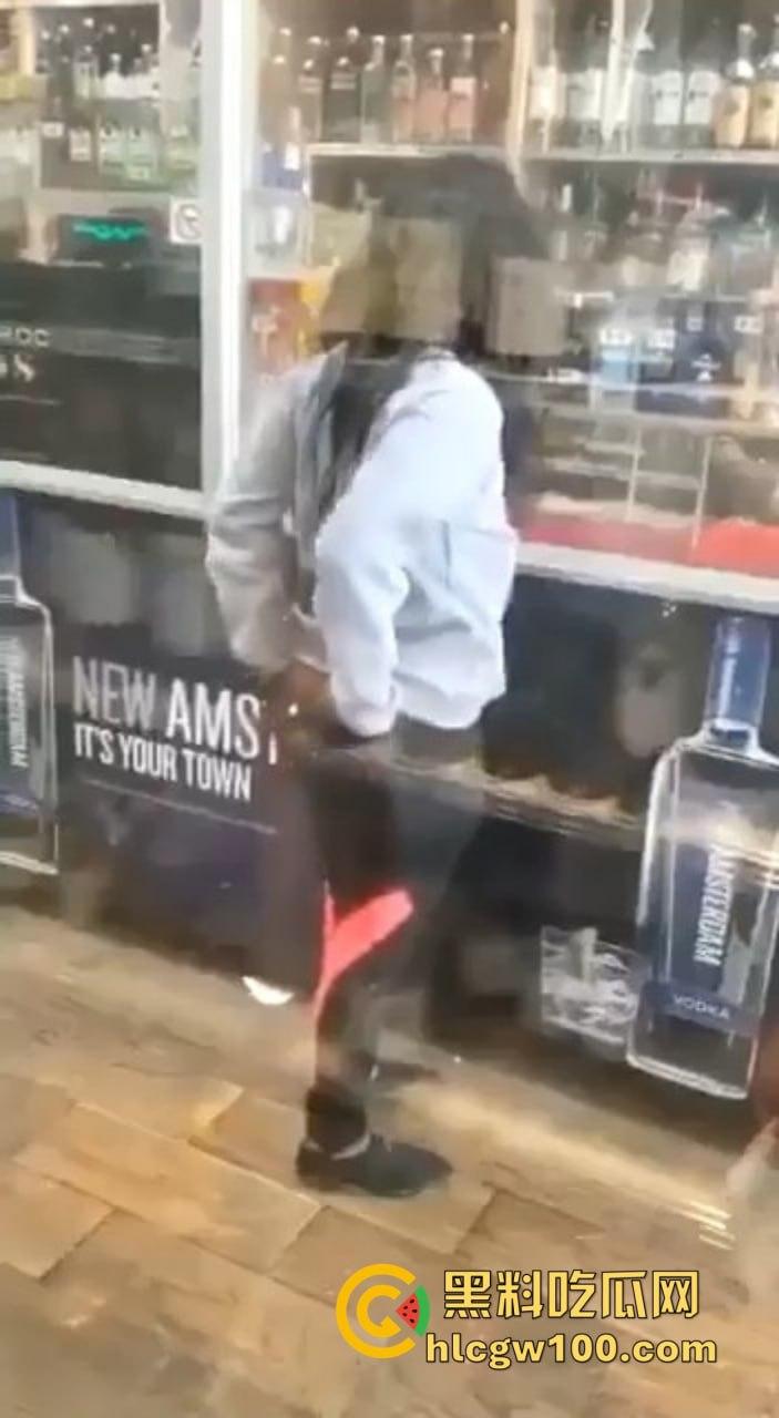 黑妹骚操作放尿全程公开，姿势熟练到让人看呆，完事还知道擦一擦，这骚劲真是让人服了！-8