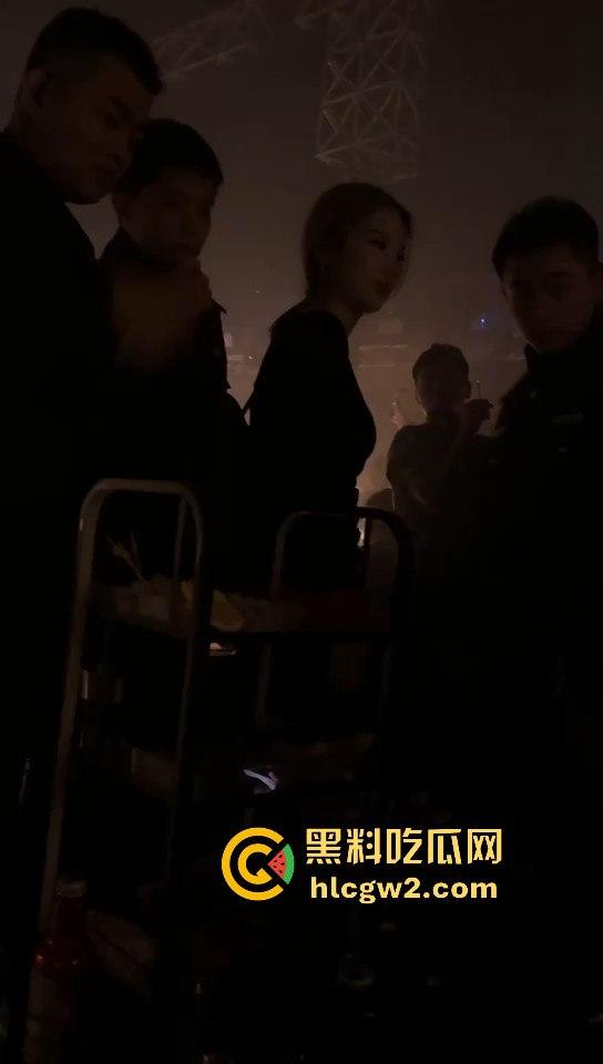 男子1800小费才摸几下胸,这骚货居然报警反咬猥亵,婊子不愧是婊子,拿钱还装清纯立牌坊太下头了!-7