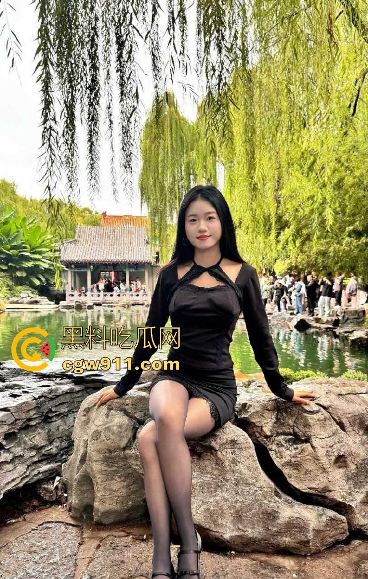 调教饥渴嫂子，咬着大哥已经射满的套，把精液当润滑油用，边操边大声淫叫，这还真不是一般的骚！-3