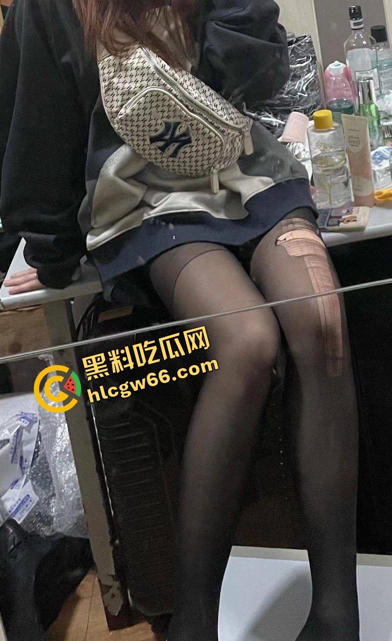 四川师大骚货『李伊丹』表面学霸私下贱母狗，穿JK舔屌求插，男友自拍操成精盆婊子流出！-12