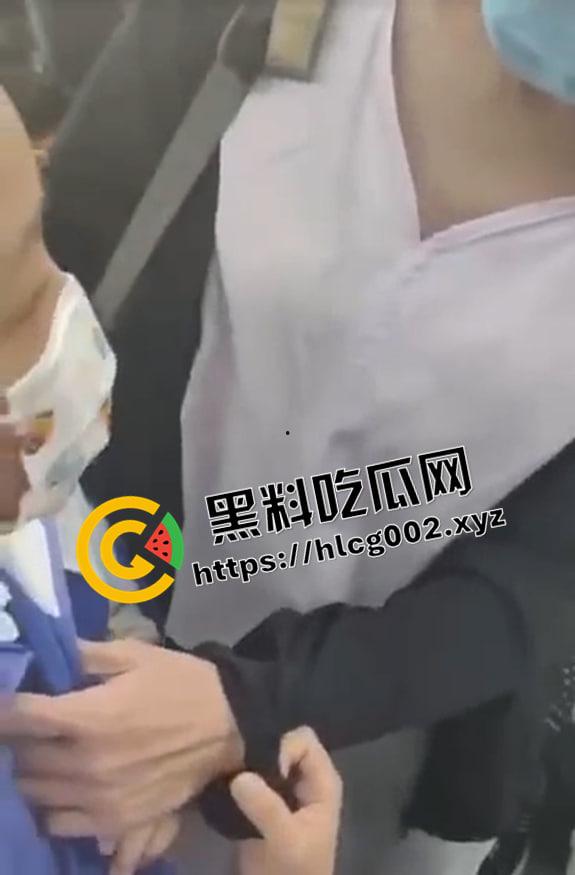 小兵探花！地铁上流氓小学生抄底小姐姐 被抓住找家长 年少有为 以后探花没你我不看-4