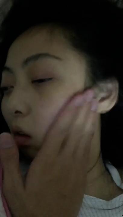 死肥宅迷奸女同学！清纯的不像话 臭脚盖脸扇耳光 真是糟蹋啊-2