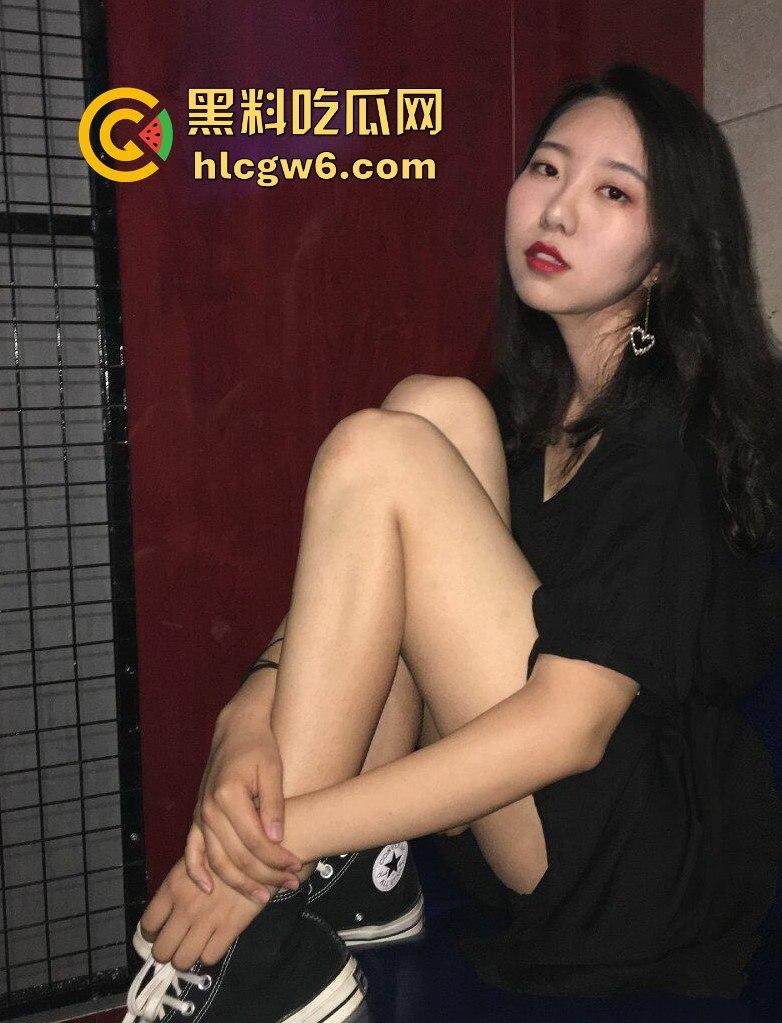 福建男人的噩梦与天堂，眼镜幼师【颜思妤】骚浪到极致，公交车体质每天约炮，口技顶到让人腿软！-1