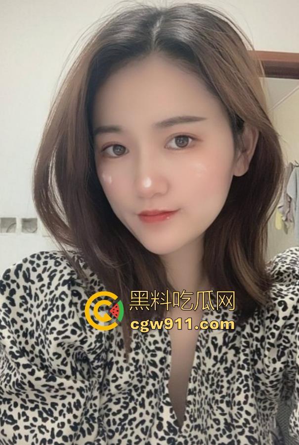 积目约出来的四川骚货【徐蕾】极品骚货,身材火辣,丝足交口交吞精,道具插逼猛操骚穴,淫荡得让人血脉喷张!-3