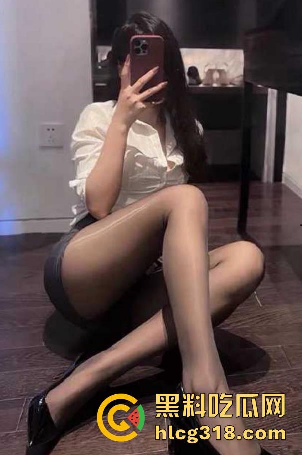 海角乱伦!背着小姨子在厕所跟老妈乱伦， 小姨在房间玩手机，一墙之隔无比刺激！-1