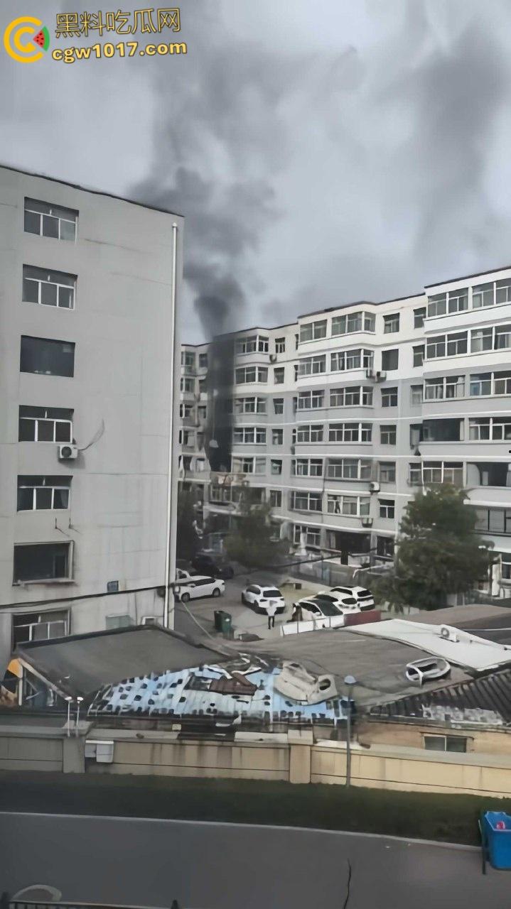 河北张家口钢鑫小区，突发惊天爆炸疑似燃气泄漏，爆炸冲击波震碎周边窗户玻璃，楼体墙面崩裂变形！-1