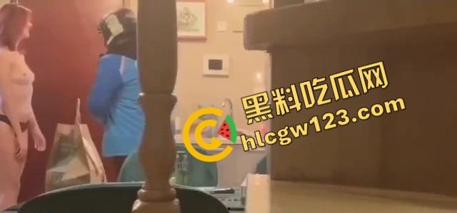 主人命令她勾引外卖小哥，她脱光了他却背过身，饿了么小哥怒斥我只是来送饭的，别搞这出！-7