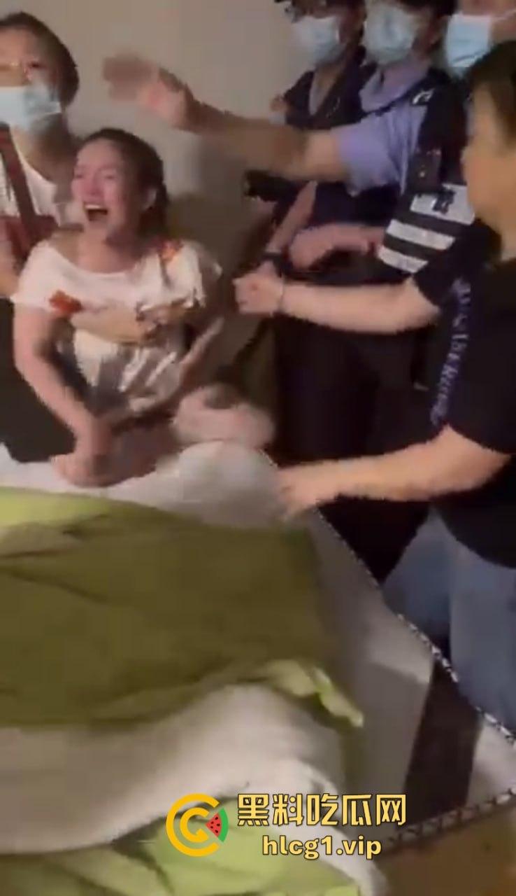 家花不如野花香！真实捉奸合集 堵在房间不管男女先暴打一顿！-9