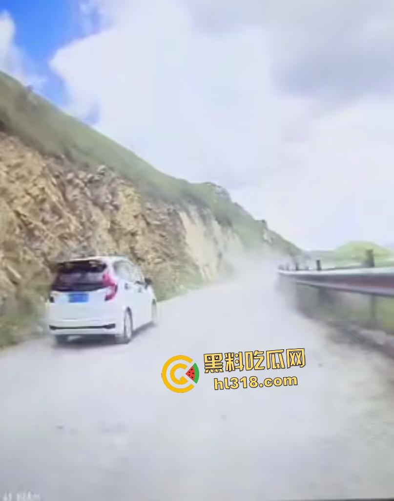 奔驰石头姐逆行剐蹭摩托车,下车二话不说直接踹车,拿石头威胁嚣张跋扈还问你刮我车干嘛?-1