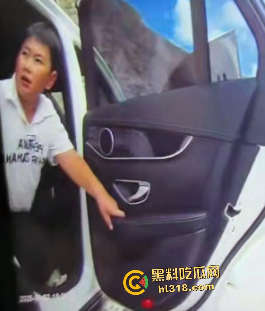 奔驰石头姐逆行剐蹭摩托车,下车二话不说直接踹车,拿石头威胁嚣张跋扈还问你刮我车干嘛?-5