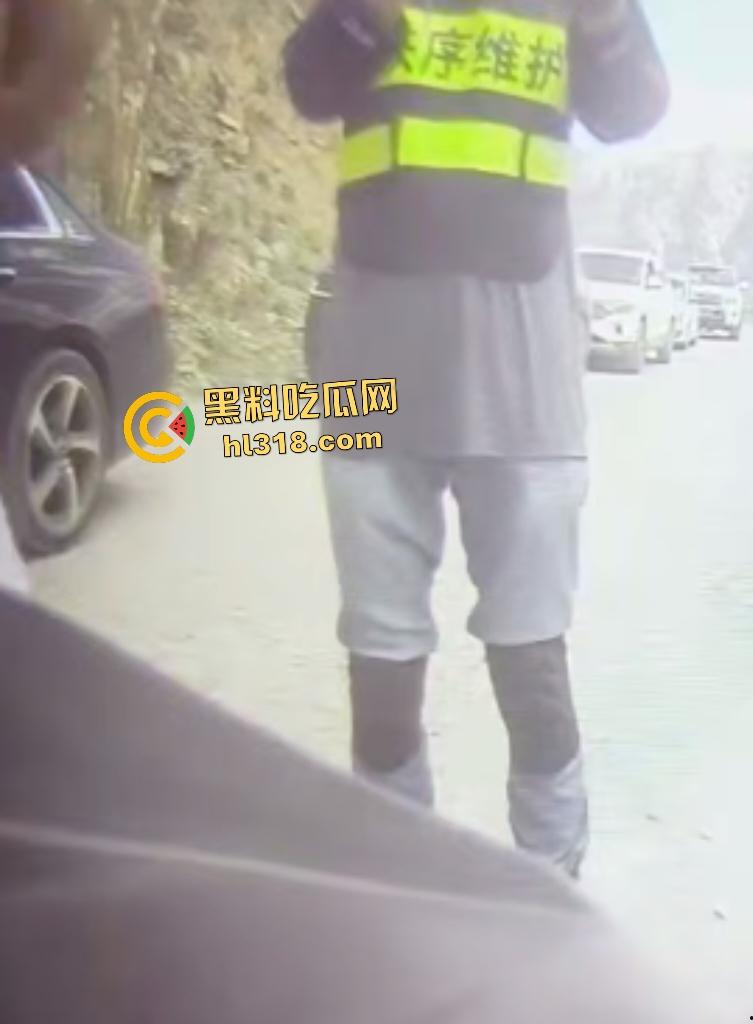 奔驰石头姐逆行剐蹭摩托车,下车二话不说直接踹车,拿石头威胁嚣张跋扈还问你刮我车干嘛?-6