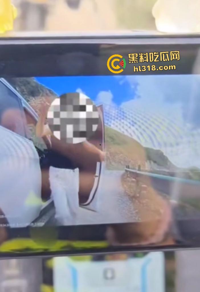 奔驰石头姐逆行剐蹭摩托车,下车二话不说直接踹车,拿石头威胁嚣张跋扈还问你刮我车干嘛?-7