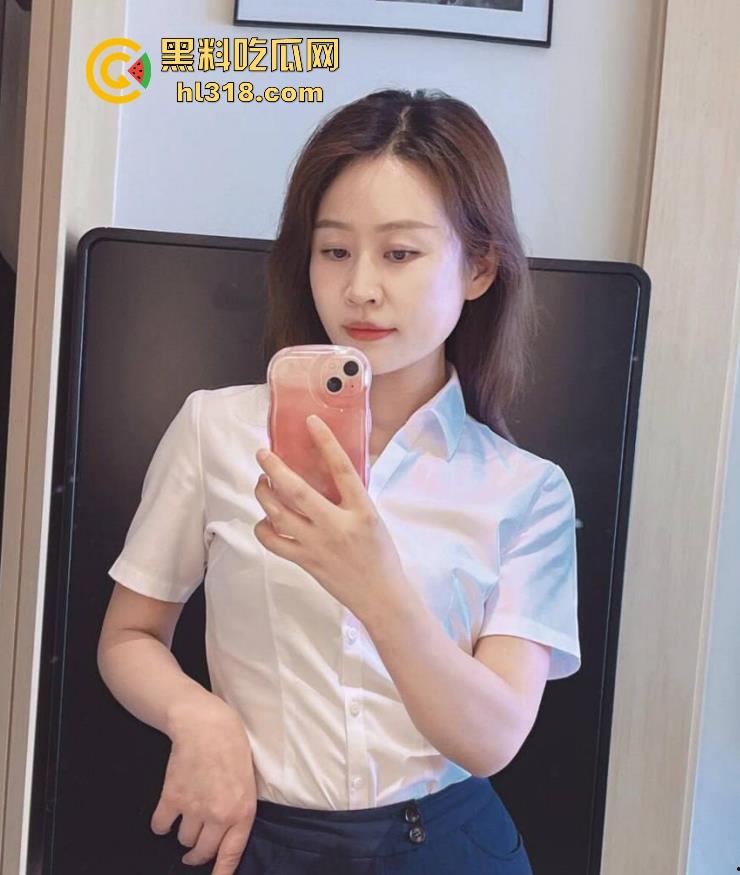 珍爱生命远离女司机!这是多倒霉呀,骑个电动车在路边停车场摔倒,被女司机碾压过去,这都看不到吗?-1