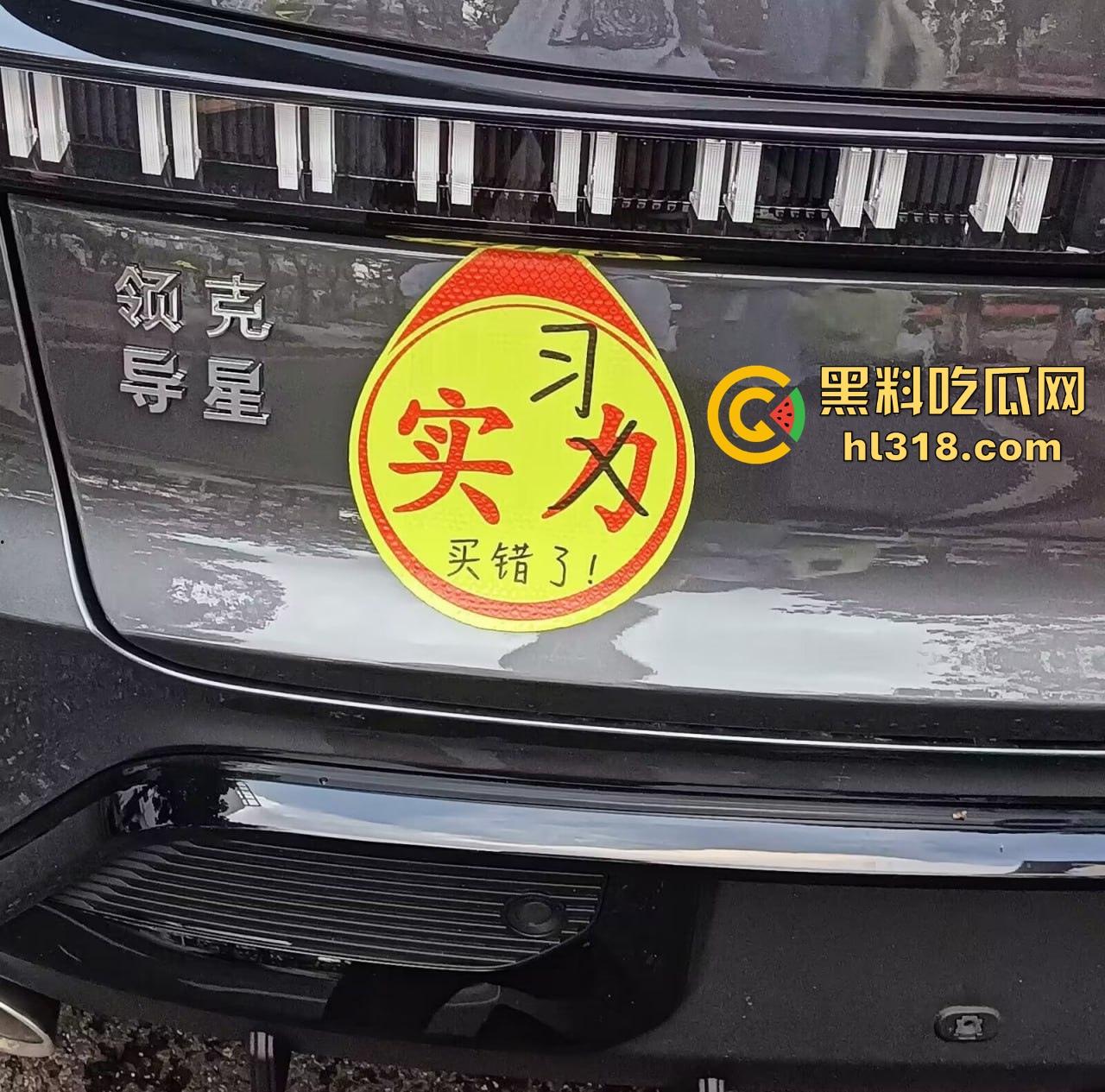 珍爱生命远离女司机!这是多倒霉呀,骑个电动车在路边停车场摔倒,被女司机碾压过去,这都看不到吗?-3