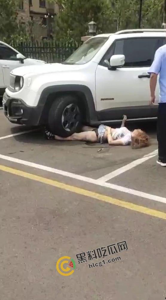 河北唐山古冶区某游泳馆门前 一男子驾车多次碾压躺在地上的女子致其死亡 现场视频流出-1